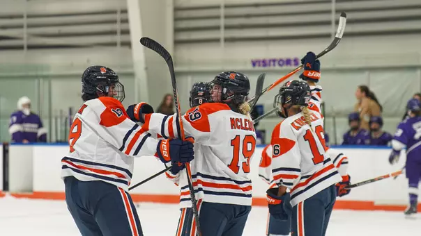 In-game action Syracuse vs. Stonehill