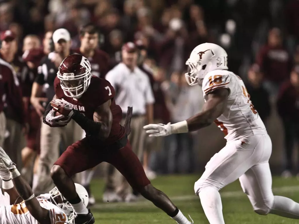 Last-Second Field Goal Lifts Texas Past A&M, 27-25