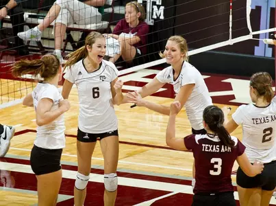 Volleyball Defeats Baylor, 3-2