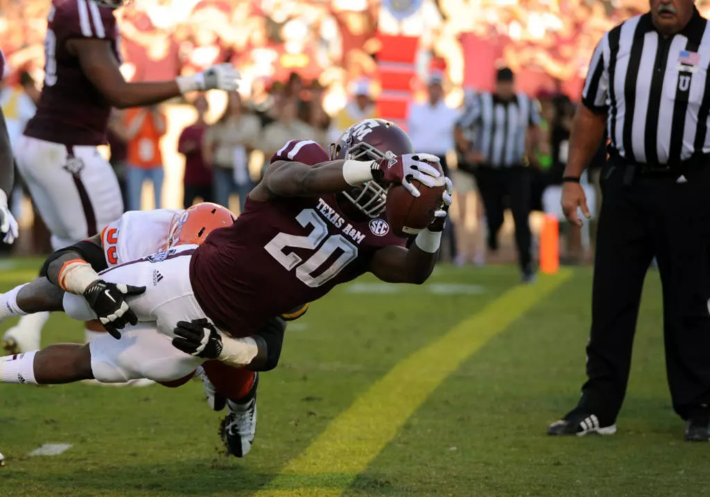 Aggies Roll Past Bearkats, 47-28