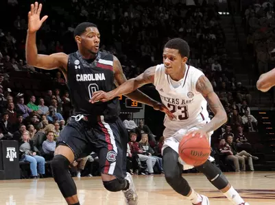 Men Remain Unbeaten in SEC Play, Top Gamecocks 75-67