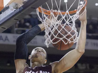 Red-Hot Men Win Fifth in a Row, Down Auburn 71-61