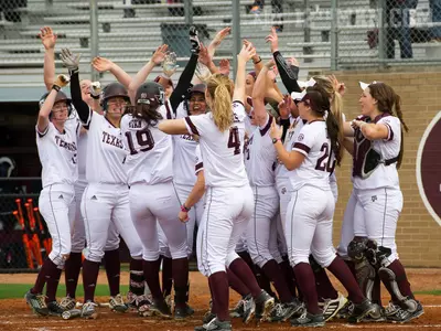 #23 Softball Goes 2-0 on Opening Day of Aggie Classic