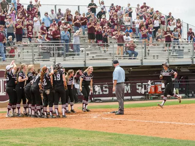 Softball Splits Doubleheader with No. 6 Auburn