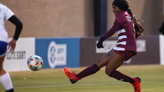 MaKhiya McDonald scores against Blinn College