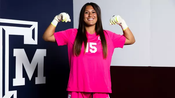 A buff Maysen Veronda showing off the guns at the 2025 media day portrait shoot