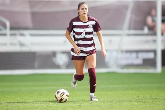 Isabell Yakel ranges the midfield on the dribble against Baylor.