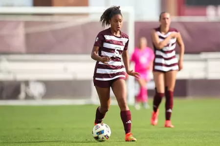 Tessa Lavender on the dribble against Baylor in a spring exhibition match.