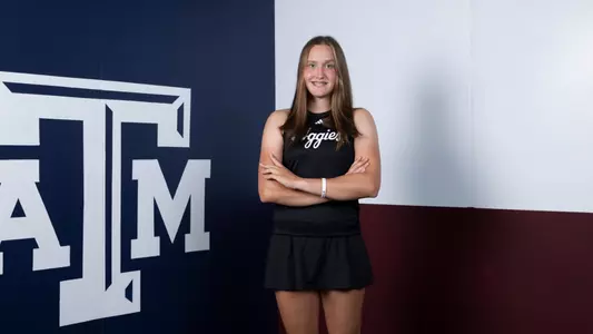 Anna Perelman media day portrait in front of Texas flag.