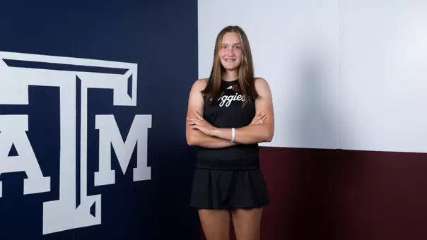 Anna Perelman media day portrait in front of Texas flag.