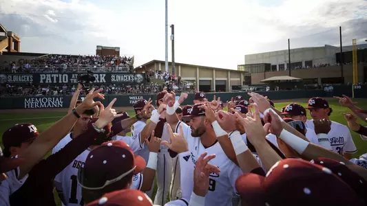 Baseball team huddle v tu