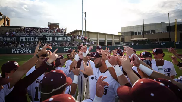 Baseball team huddle v tu