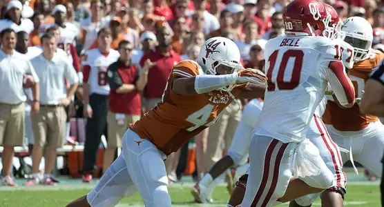 131023 DE Jackson Jeffcoat makes a tackle vs. Oklahoma
