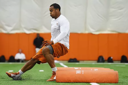 LB Jordan Hicks maneuvers between the mats.