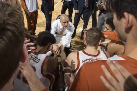 Shaka Smart team huddle