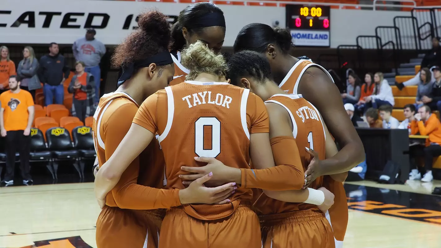 Women's Basketball huddle