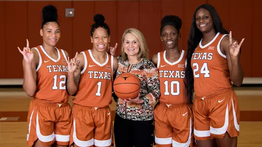 WBB seniors 20 and Coach Aston