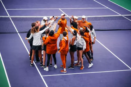 team huddle vs Oklahoma at ITA Indoors