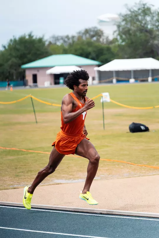 LOUISVILLE, KY - JANUARY 13-14: The University of Texas Longhorns Indoor Track team during the Cardinal Classic at Norton Healthcare Sport and Learning Center on January 13-14, 2023 in Louisville, KY.
(Photo by Ashleigh Young/University of Texas Athletics)