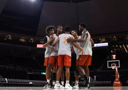 mbb practice huddle preseason 24-25