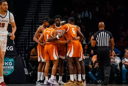 mbb team huddle in St. Joe's game