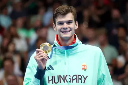 NANTERRE, FRANCE - AUGUST 01: Gold Medalist Hubert Kos of Team Hungary poses on the podium during the Swimming medal ceremony after the Men's 200m Backstroke Final on day six of the Olympic Games Paris 2024 at Paris La Defense Arena on August 01, 2024 in Nanterre, France. (Photo by Adam Pretty/Getty Images)