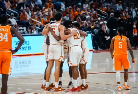 mbb player huddle during Tennessee game