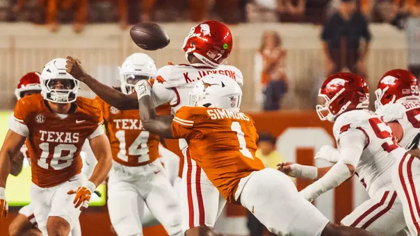 Colin Simmons forced fumble vs. Arkansas 2025