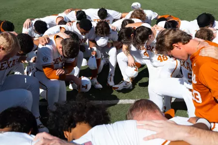 Team-Prays-Before-Game