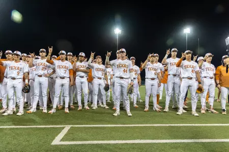Eyes-Of-Texas-Horns-Up