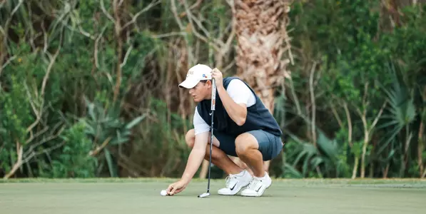 Daniel Bennett lining up putt