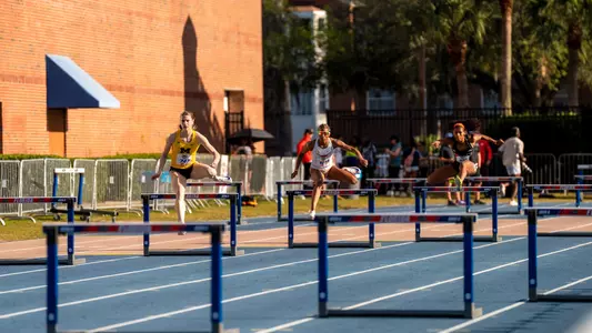 Akala Garrett breaks 400mH texas record
