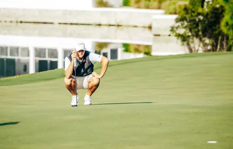 Daniel Bennett lining up putt