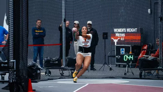 Giavonna Meeks wins Razorback Invitational Weight with program record