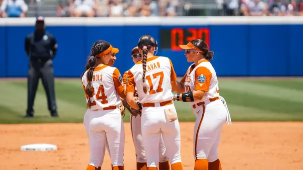 Team huddle 2026 WCWS vs. Tennessee