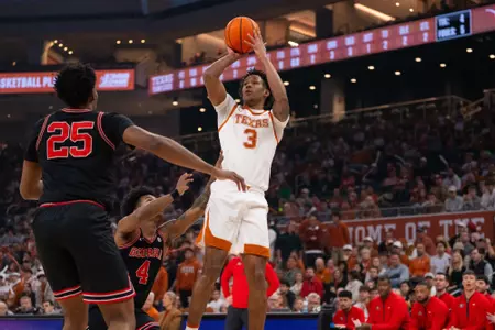 Dailyn Swain shooting mid-range jumper