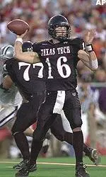 Heisman Trophy candidate Kliff Kingsbury threw for 124 yards and a touchdown on 10-of-11 passing in the team scrimmage Wednesday afternoon.