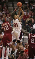 Dior Lowhorn shoots against Arkansas' Ronnie Brewer and Charles Thomas during the first half.