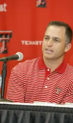 Shanon Hays behind the mic (oh dear).