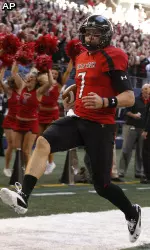 Seth Doege runs in a touchdown.