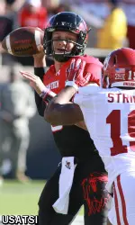 Patrick Mahomes is rushed by Oklahoma Sooners defensive linebacker Eric Striker in the first half.