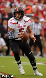 Patrick Mahomes looks to pitch the ball in action against the Oklahoma Sooners.