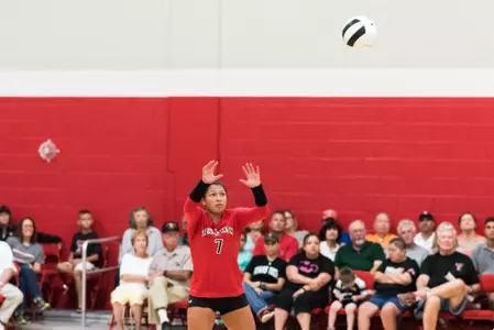 Akiu set | 9/5/16 vs. UTEP | Photo by Derrick Spencer