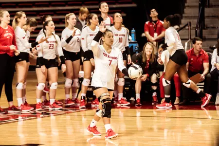 Reyn Akiu serving