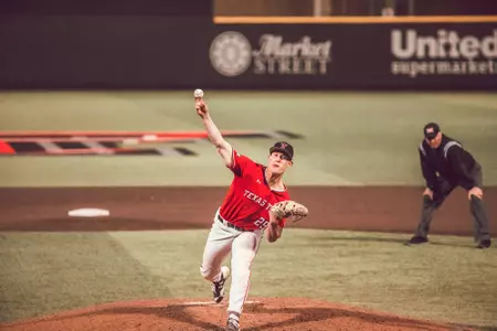 Clayton Beeter pitching