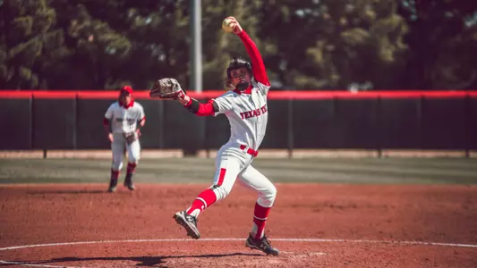 Erin Edmoundson pitching