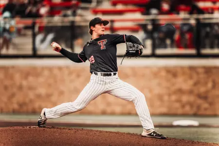 Clayton Beeter pitching