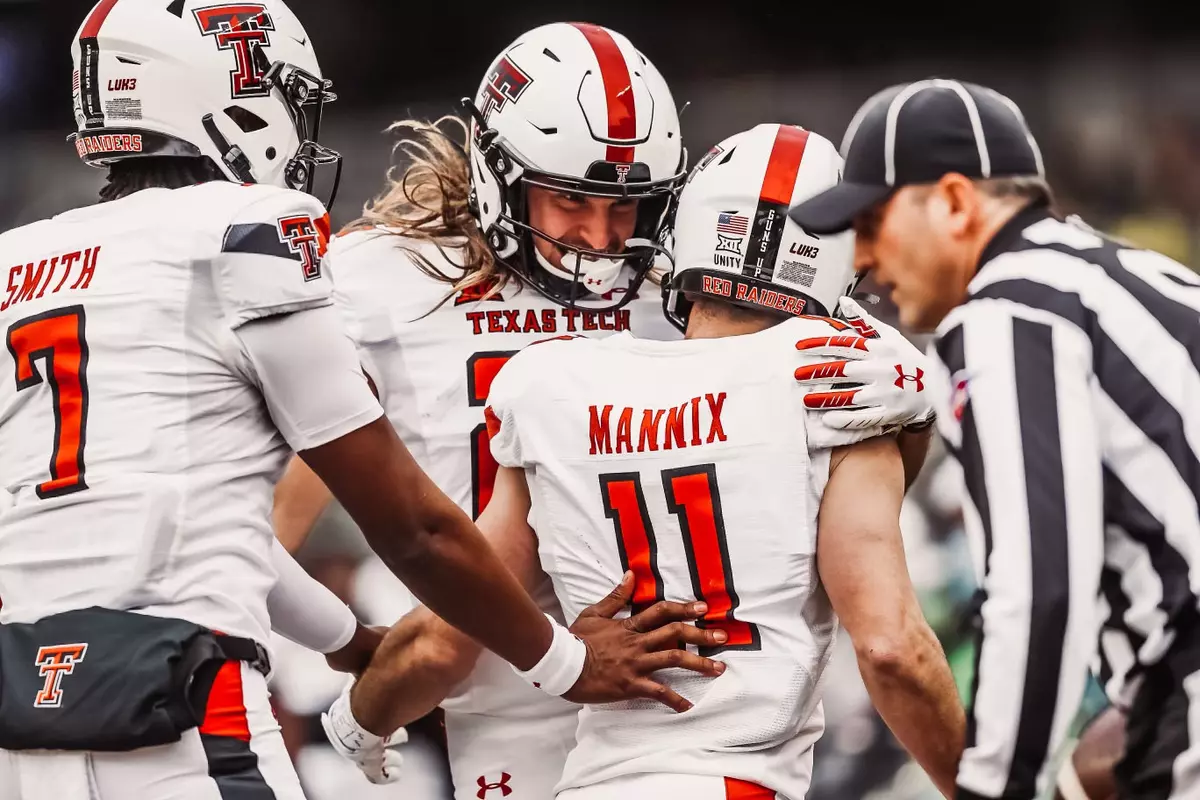 Team huddle with Mannix vs Baylor 2021