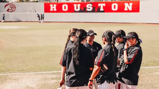softball team huddle pregame