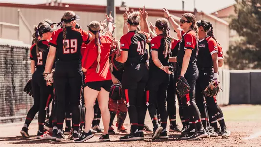 softball team huddle